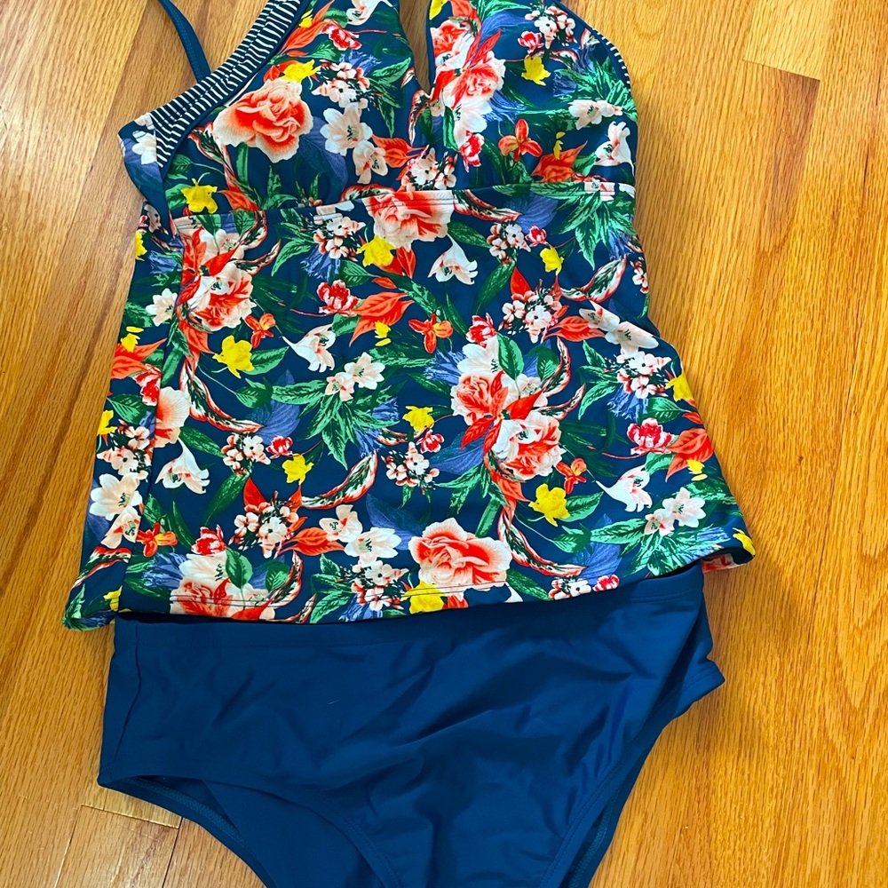 Ellen Tracy 2 Piece Swimsuit- beautiful floral